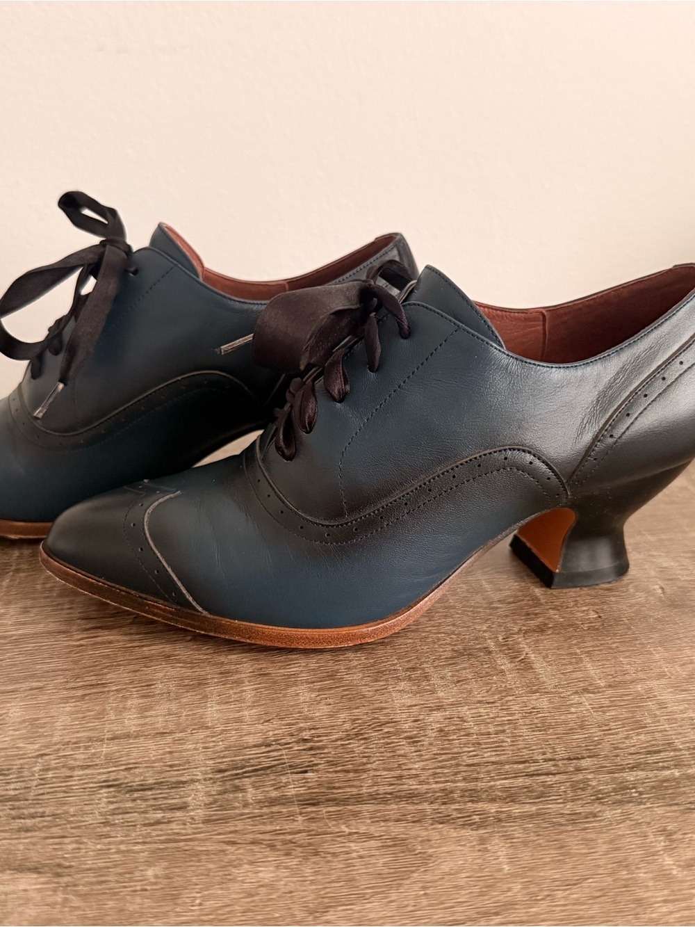 American Duchess Leather Oxford heels - Picture 2 of 5